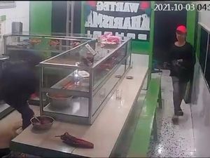 Mencekam! Aksi Perampok Bersajam Satroni Warteg Jaktim Mencekam! Aksi Perampok Bersajam Satroni Warteg Jaktim