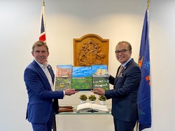 Tantowi Beri Lukisan ke Walkot Wellington Selandia Baru: Beliau Sahabat RI