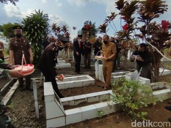 Melihat Tradisi Ziarah Makam Pahlawan Imbanagara Ciamis Saat HUT TNI