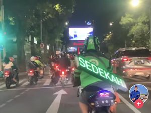 Viral Driver Ojol Bawa Running Text di Punggung, Isinya Menohok untuk Gamers