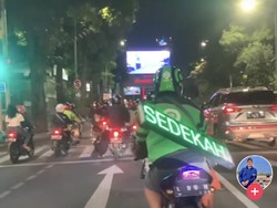 Viral Driver Ojol Bawa Running Text di Punggung, Isinya Menohok untuk Gamers