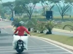 Viral Pemotor Atraksi Sambil Bawa Banyak Muatan di Bandung Barat
