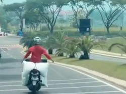 Viral Pemotor Atraksi Sambil Bawa Banyak Muatan di Bandung Barat
