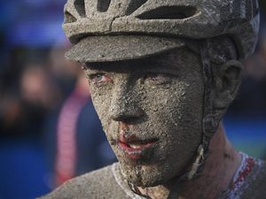 Wajah-wajah Penuh Lumpur dari Para Penakluk Paris-Roubaix Wajah-wajah Penuh Lumpur dari Para Penakluk Paris-Roubaix