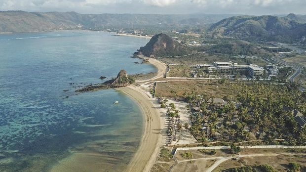 Foto udara destinasi wisata pantai Seger di Kawasan Ekonomi Khusus Mandalika di Kuta, Kecamatan Pujut, Praya, Lombok Tengah, NTB. ANTARA FOTO/Ahmad Subaidi