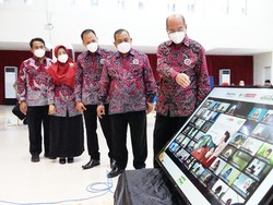 Ribuan Mahasiswa Baru UM Surabaya Ajak Jokowi Bangkit dari Pandemi COVID-19