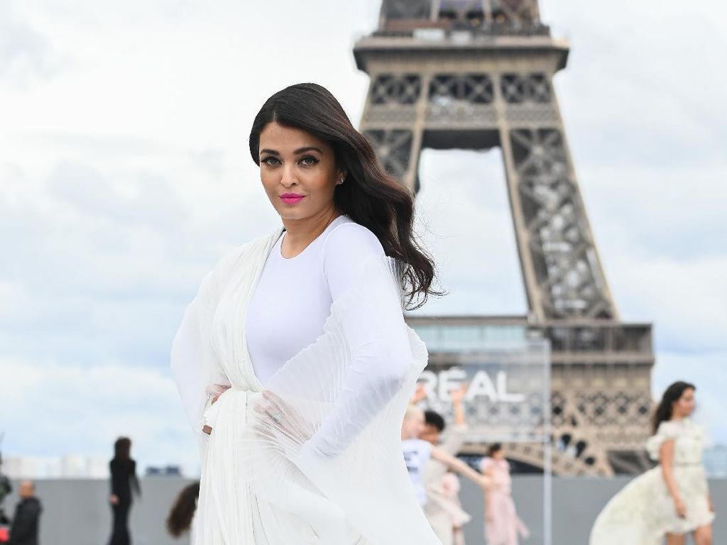 Aishwarya Rai Ogah Kerja Bareng Aktor Ini Usai Disebut Plastik Aishwarya Rai Ogah Kerja Bareng Aktor Ini Usai Disebut Plastik
