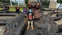 Ada Aksi Monster Gurita Raksasa di Gedung DPR