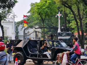 Kala Pameran Alutsista TNI di Depan Istana Ramai Didatangi Warga buat Foto Kala Pameran Alutsista TNI di Depan Istana Ramai Didatangi Warga buat Foto
