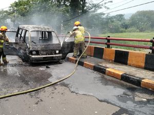 Angkot Tiba-tiba Terbakar di Jalan Bandung, Arus Lalin Sempat Macet