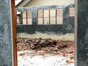 Lagi Direnovasi, Atap Bangunan Sekolah di Cianjur Ambruk!