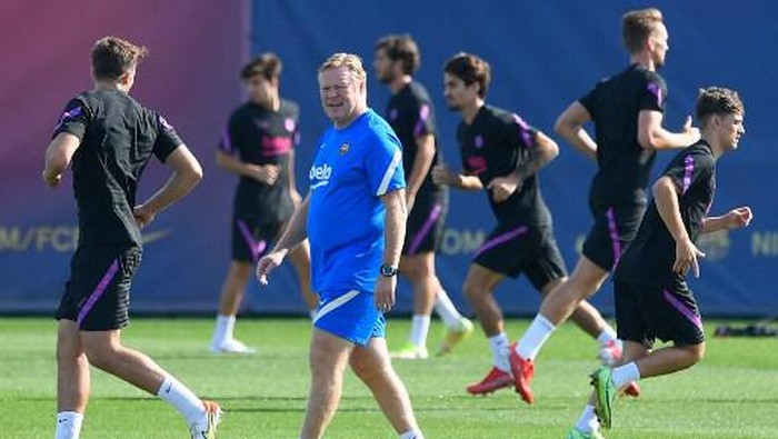 Barcelonas Dutch coach Ronald Koeman heads a training session at the Joan Gamper training ground in Sant Joan Despi on September 28, 2021 on the eve of the UEFA Champions League first round group E footbal match between Benfica and Barcelona. (Photo by Josep LAGO / AFP)