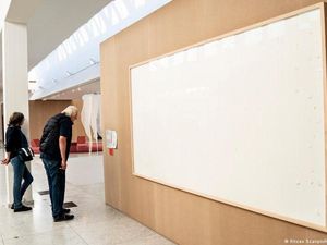 Diberi Rp 1,1 M oleh Museum, Seniman Denmark Setor Kanvas Kosong