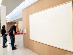 Diberi Rp 1,1 M oleh Museum, Seniman Denmark Setor Kanvas Kosong