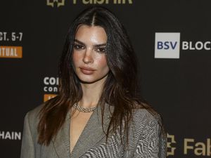 Viral di TikTok, Emily Ratajkowski Identifikasi Diri Sebagai Biseksual