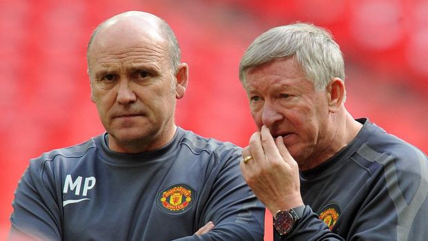 Manchester United manager Alex Ferguson (L) speaks with Assistant Coach Mike Phelan during a team training session at Wembley Stadium on May 27, 2011, ahead of the UEFA Champions League Final between Manchester United and FC Barcelona. The two teams will meet in the Final at Wembley on May 28.  AFP PHOTO / FRANCK FIFE (Photo by FRANCK FIFE / AFP)