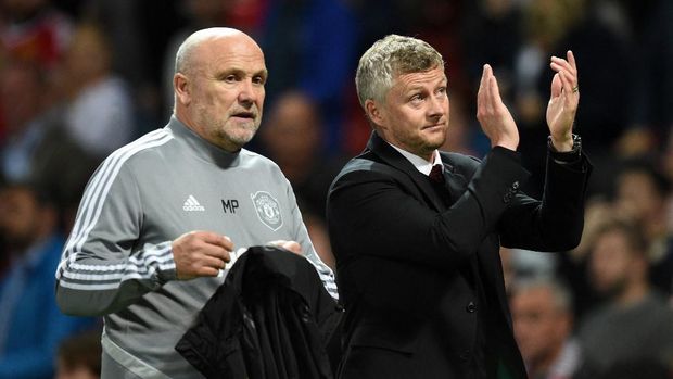 FBL-EUR-C3-MAN UTD-ASTANA Manchester United's Norwegian manager Ole Gunnar Solskjaer (R) and Manchester United's English first-team coach Mike Phelan (L) leave the pitch after the UEFA Europa League Group L football match between Manchester United and Astana at Old Trafford in Manchester, north west England, on September 19, 2019. - Manchester United won the game 1-0. (Photo by Oli SCARFF / AFP)