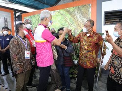 Sowan ke Mimika, Ganjar Disambut Orang Tua Pelajar Papua di Jateng