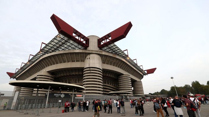 MILAN, ITALY - SEPTEMBER 28: Fans gather outside the stadium prior to the UEFA Champions League group B match between AC Milan and Atletico Madrid at Giuseppe Meazza Stadium on September 28, 2021 in Milan, Italy. (Photo by Marco Luzzani/Getty Images)