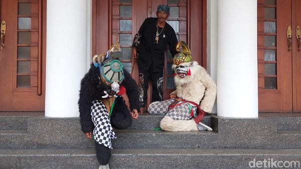 Hanoman Geruduk Kantor Wali Kota Bandung, Ngapain?