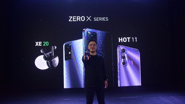 Country Marketing Manager Infinix, Sergio Ticoalu, saat meluncurkan INFINIX ZERO X Pro secara daring, Selasa (5/10).