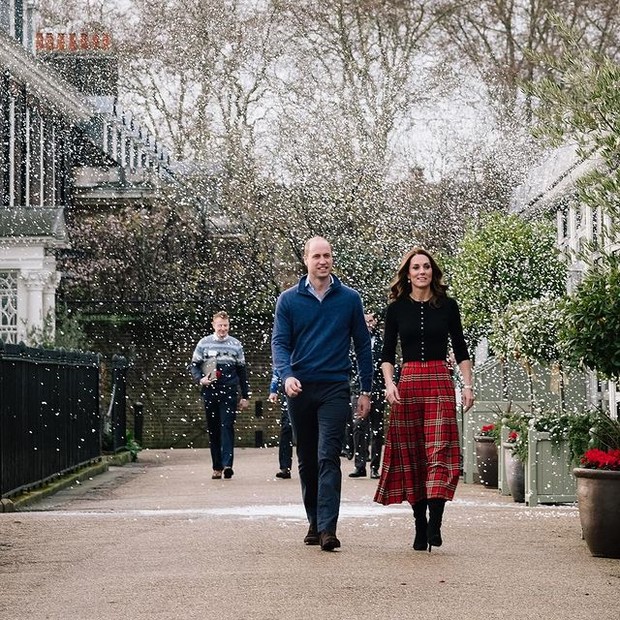 Inspirasi Gaya Modis ala Kate Middleton dengan Rok Midi Motif Tartan/instagram.com/dukeandduchessofcambridge Inspirasi Gaya Modis ala Kate Middleton dengan Rok Midi Motif Tartan