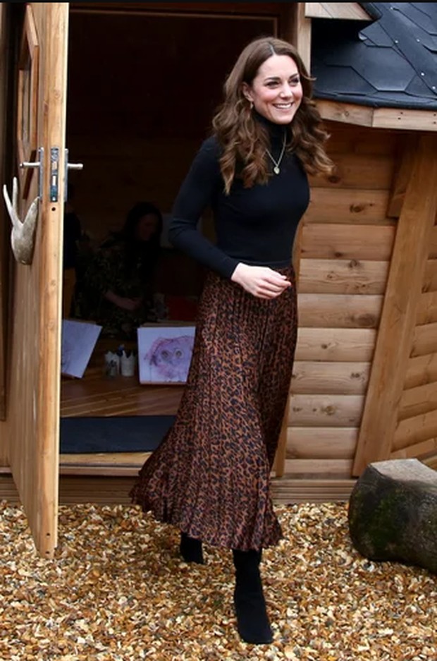 Inspirasi Tampil Modis ala Kate Middleton dengan Rok Motif Leopard Inspirasi Tampil Modis ala Kate Middleton dengan Rok Motif Leopard