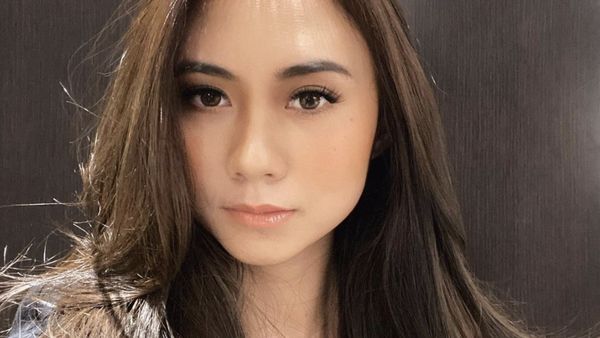 8 Foto Artis Cantik Malaysia Dijulidin Netizen karena Pakai Rok Mini