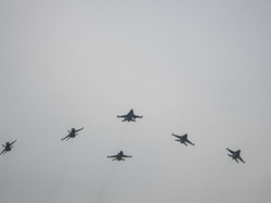 Manuver Pesawat-Heli Tempur di Atas Istana Merdeka di HUT TNI Ke-76