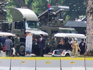 Momen Jokowi  Naik Mobil Golf-Tinjau Alutsista TNI