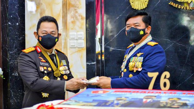 Kapolri Jenderal Listyo Sigit Prabowo menyampaikan ucapan atas hari jadi TNI ke-76.