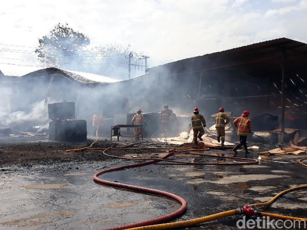 Kebakaran Pabrik Triplek Bantul, 6 Damkar dan Water Cannon Diterjunkan