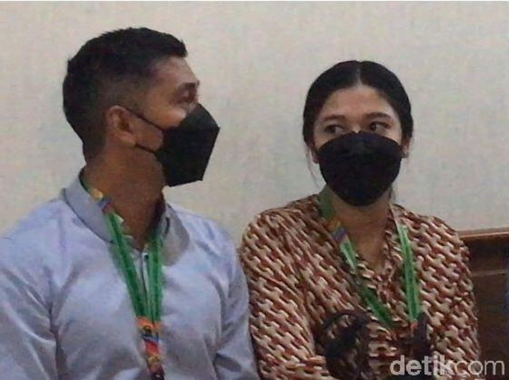 Support Kenang, Naysilla Mirdad Temani di Sidang Perceraian Support Kenang, Naysilla Mirdad Temani di Sidang Perceraian