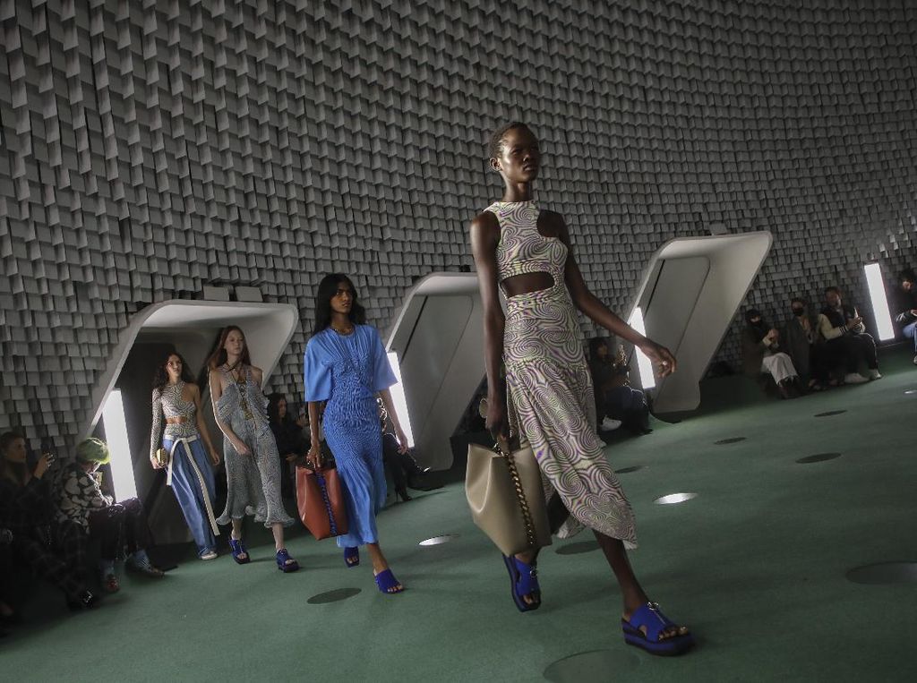 Unik, Stella McCartney Hadirkan Tas Berbahan Jamur di Paris Fashion Week Unik, Stella McCartney Hadirkan Tas Berbahan Jamur di Paris Fashion Week