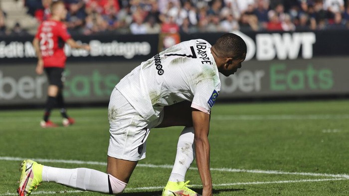 PSGs Kylian Mbappe reacts during the French League One soccer match between Rennes and Paris Saint-Germain at the Roazhon Park stadium in Rennes, France, Sunday, Oct. 3, 2021. (AP Photo/Jeremias Gonzales)