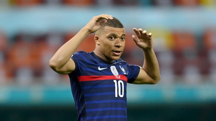 BUCHAREST, ROMANIA - JUNE 28: Kylian Mbappe of France reacts after having their sides decisive penalty saved by Yann Sommer of Switzerland (not pictured) in the penalty shoot out after the UEFA Euro 2020 Championship Round of 16 match between France and Switzerland at National Arena on June 28, 2021 in Bucharest, Romania. (Photo by Justin Setterfield/Getty Images)