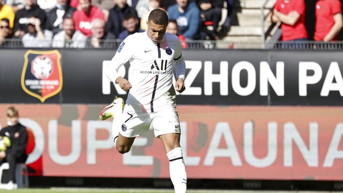 PSGs Kylian Mbappe is in action during the French League One soccer match between Rennes and Paris Saint-Germain at the Roazhon Park stadium in Rennes, France, Sunday, Oct. 3, 2021. (AP Photo/Jeremias Gonzales)