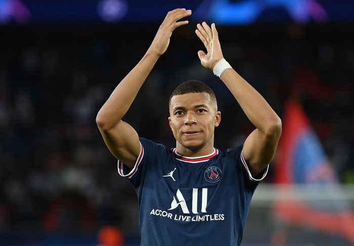 PARIS, FRANCE - SEPTEMBER 28: Kylian Mbappe of Paris Saint-Germain applauds the fans following victory in the UEFA Champions League group A match between Paris Saint-Germain and Manchester City at Parc des Princes on September 28, 2021 in Paris, France. (Photo by Matthias Hangst/Getty Images)