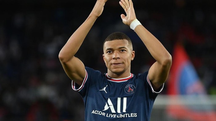 PARIS, FRANCE - SEPTEMBER 28: Kylian Mbappe of Paris Saint-Germain applauds the fans following victory in the UEFA Champions League group A match between Paris Saint-Germain and Manchester City at Parc des Princes on September 28, 2021 in Paris, France. (Photo by Matthias Hangst/Getty Images)