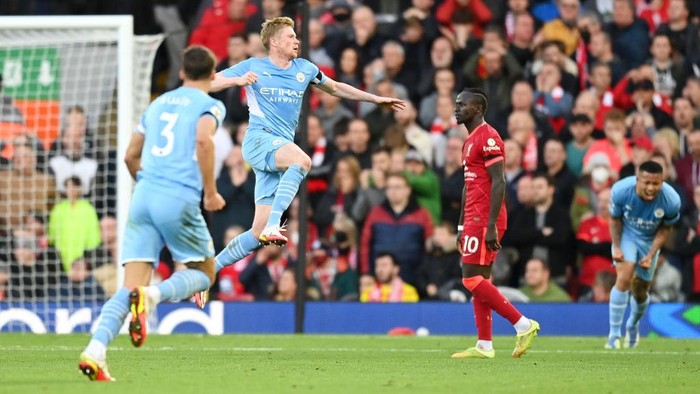LIVERPOOL, ENGLAND - OCTOBER 03: Kevin De Bruyne of Manchester City celebrates after scoring their sides second goal during the Premier League match between Liverpool and Manchester City at Anfield on October 03, 2021 in Liverpool, England. (Photo by Michael Regan/Getty Images)
