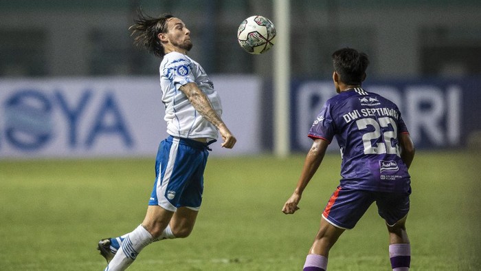 Pesepak bola Persib Bandung Marc Anthony Klok (kiri) mengontrol bola dengan dihadang pesepak bola Persita Tangerang Dwi Septiawan (kanan) dalam lanjutan Liga 1 2021-2022 di Stadion WIbawa Mukti, Cikarang, Kabupaten Bekasi, Jawa Barat, Sabtu (11/9/2021). Persib Bandung menang atas Persita Tangerang dengan skor akhir 2-1. ANTARA FOTO/M Risyal Hidayat/foc.