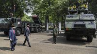 Momen Jokowi-Maruf Amin Tinjau Alutsista Saat HUT TNI