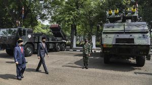 Momen Jokowi-Maruf Amin Tinjau Alutsista Saat HUT TNI