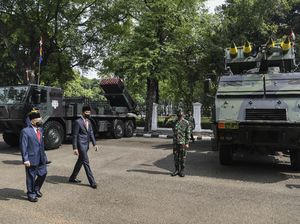 Momen Jokowi-Maruf Amin Tinjau Alutsista Saat HUT TNI