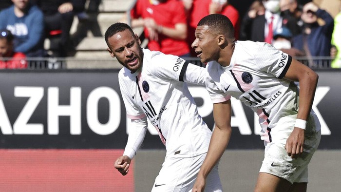 PSGs Neymar, left and PSGs Kylian Mbappe react during the French League One soccer match between Rennes and Paris Saint-Germain at the Roazhon Park stadium in Rennes, France, Sunday, Oct. 3, 2021. (AP Photo/Jeremias Gonzalez)