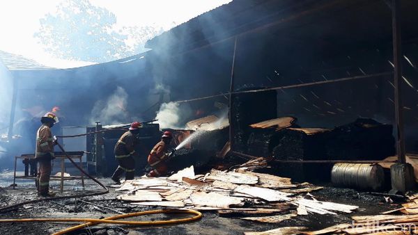Kebakaran Hanguskan Pabrik Triplek di Bantul