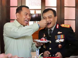 Saat Pangdam IV/Diponegoro Suapi Kue HUT TNI ke Kapolda Jateng
