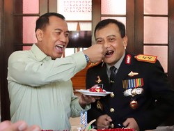 Saat Pangdam IV/Diponegoro Suapi Kue HUT TNI ke Kapolda Jateng
