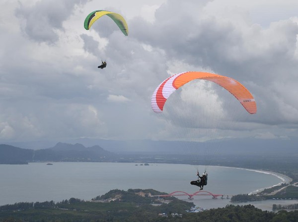 PARALAYANG LINTAS ALAM TANDEM PON PAPUA Sejumlah atlet paralayang beraksi saat mengikuti pertandingan paralayang nomor lintas alam tandem PON Papua di Jayapura, Papua, Selasa (5/10/2021). ANTARA FOTO/Akbar Nugroho Gumay/tom.