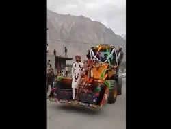 Bukan Mercy atau BMW, Pasangan Pengantin Ini Pilih Diarak Pakai Bulldozer